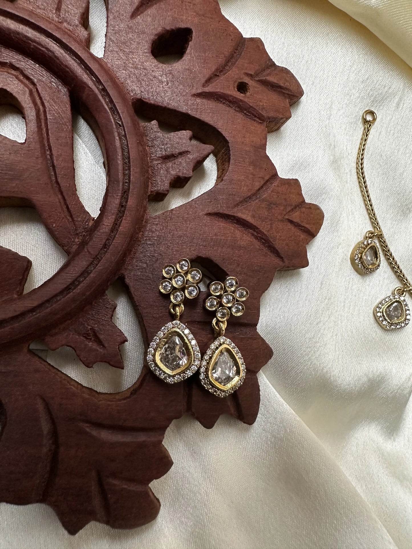 Premium Simple Necklace with White Stone Drops