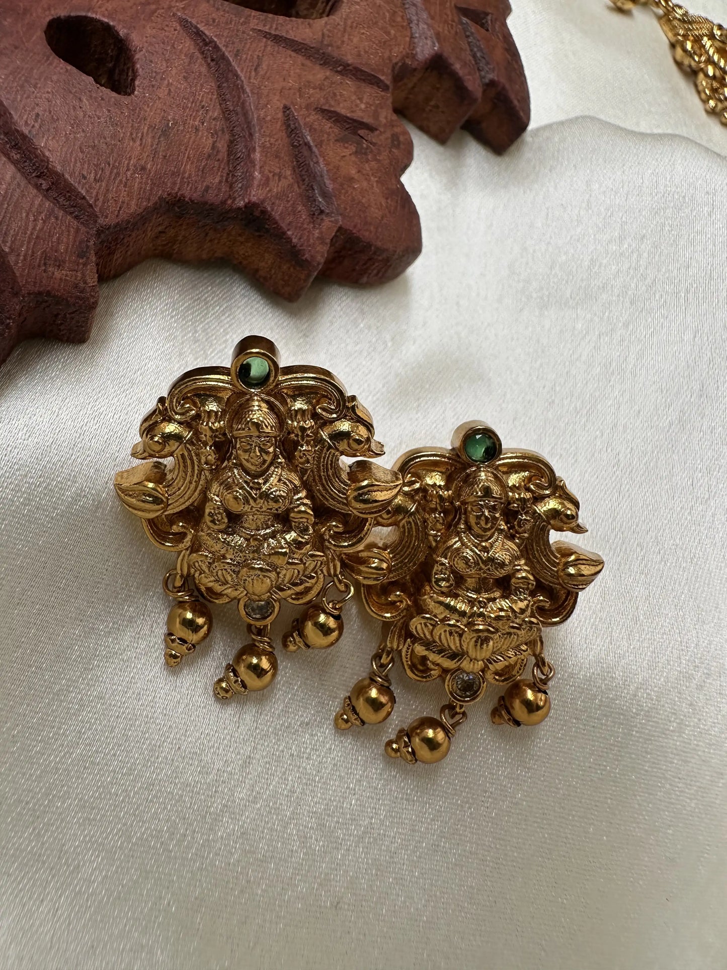 Short Temple Green Necklace with Golden Beads