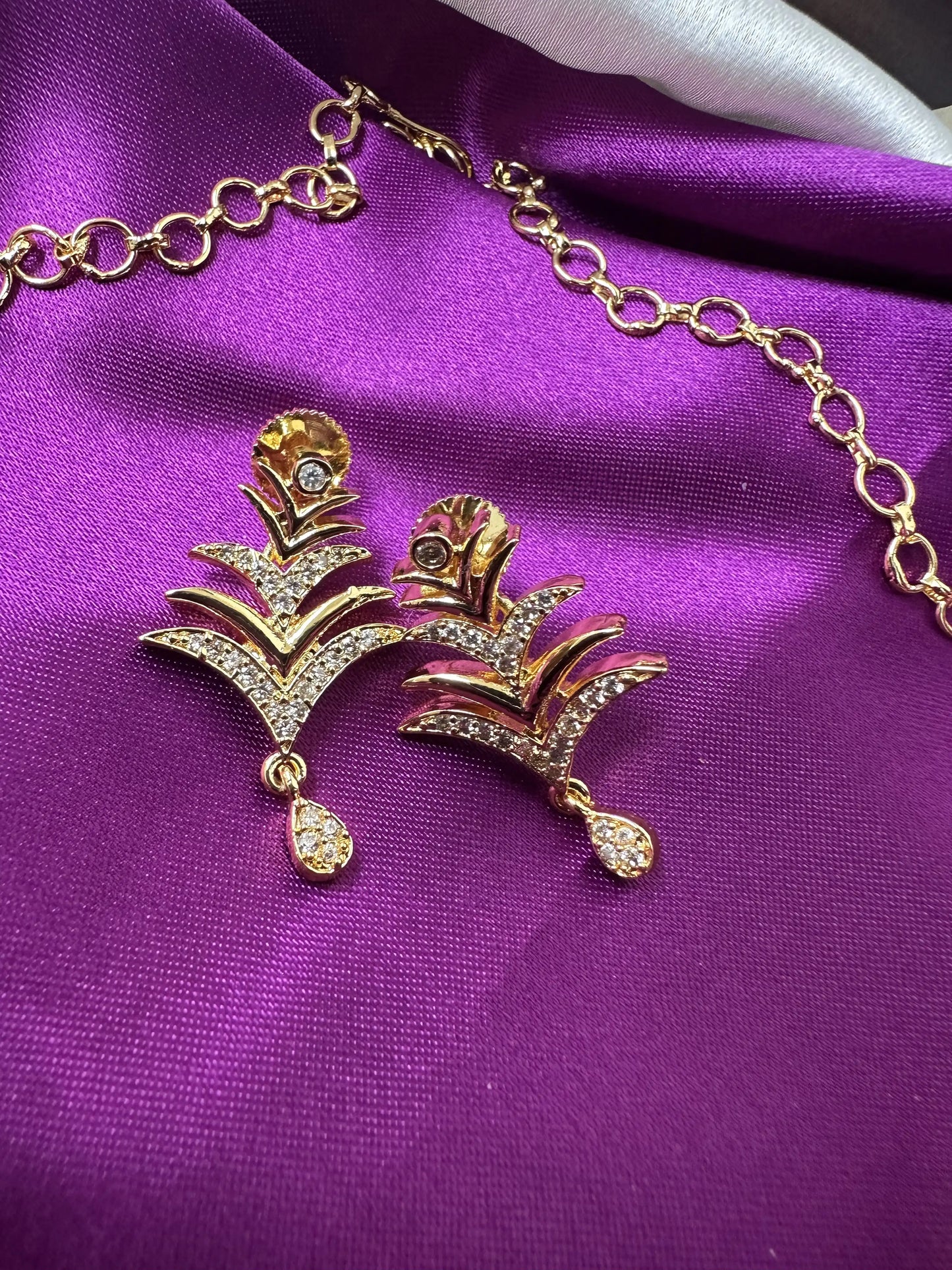 Diamond Patterned Necklace with AD Stones