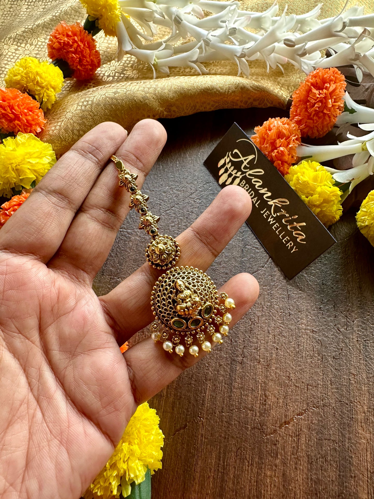 Lakshmi Chutti / Tikka with Kemp Stones