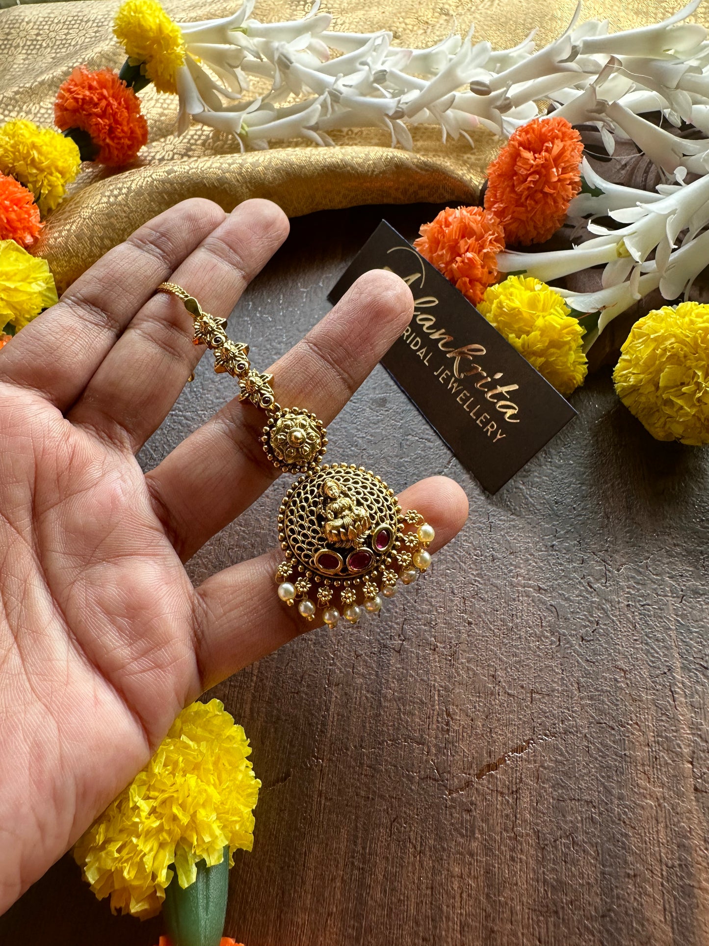 Lakshmi Chutti / Tikka with Kemp Stones
