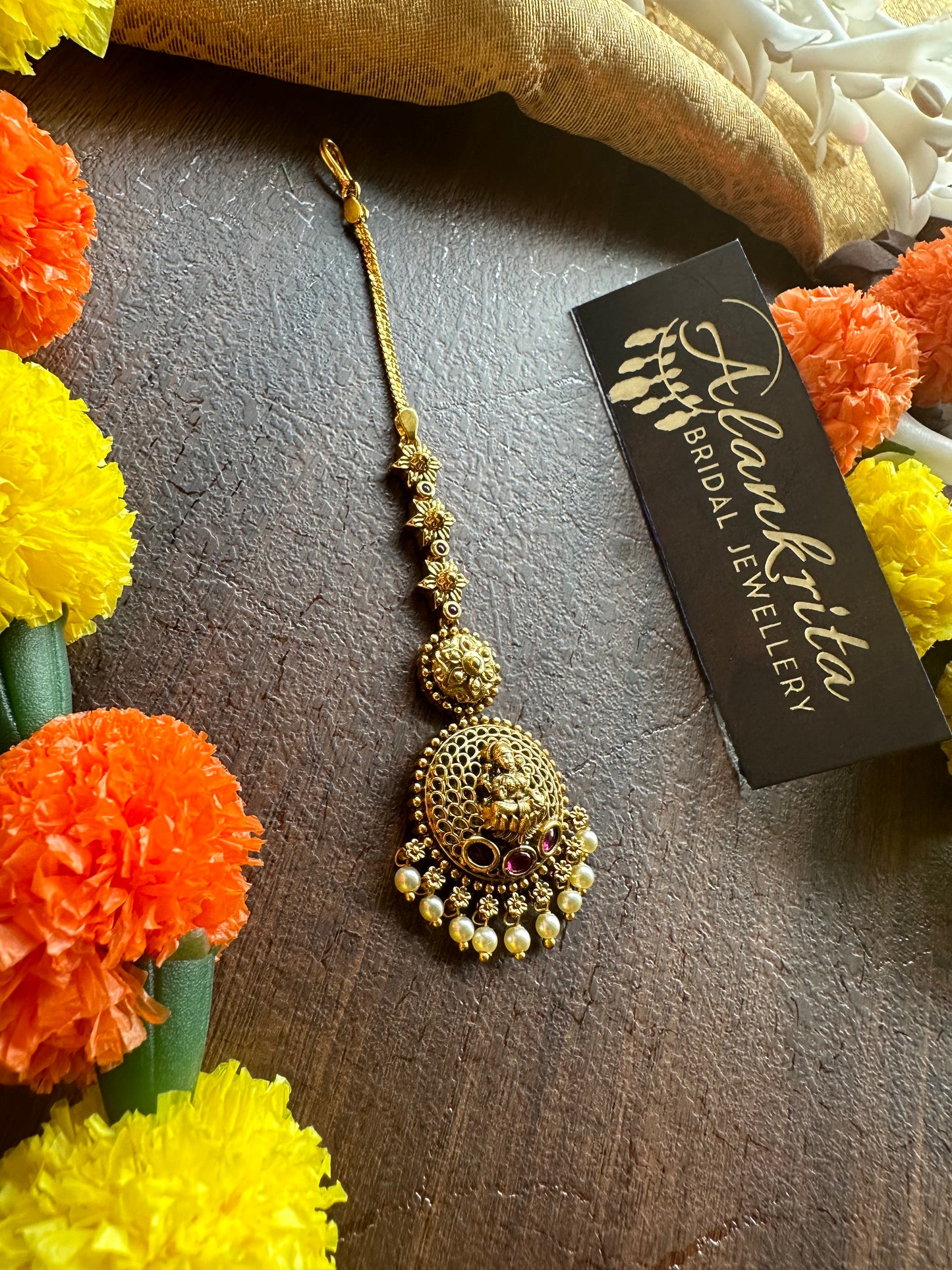 Lakshmi Chutti / Tikka with Kemp Stones