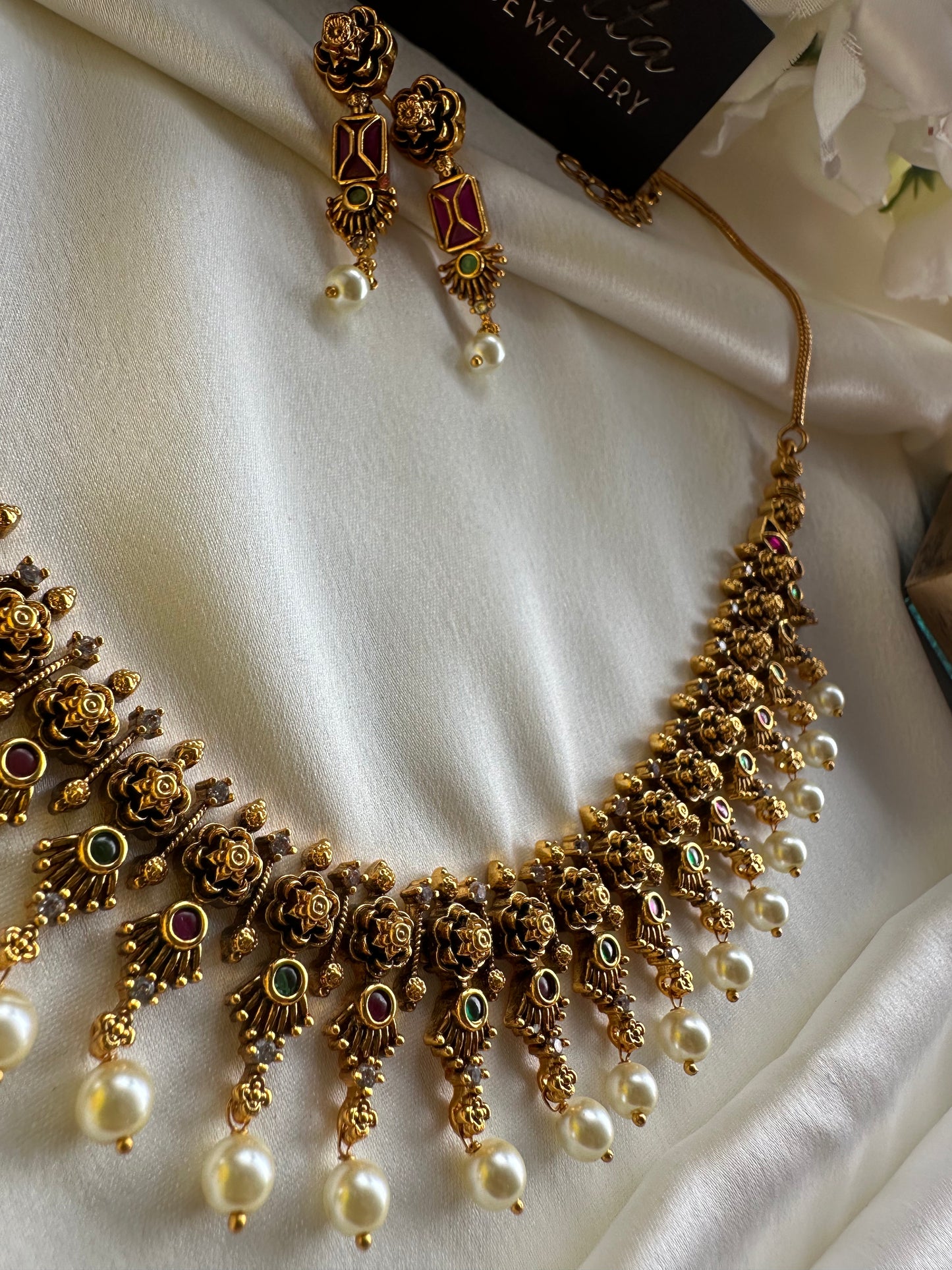 Premium Short Necklace with Pearl Beads
