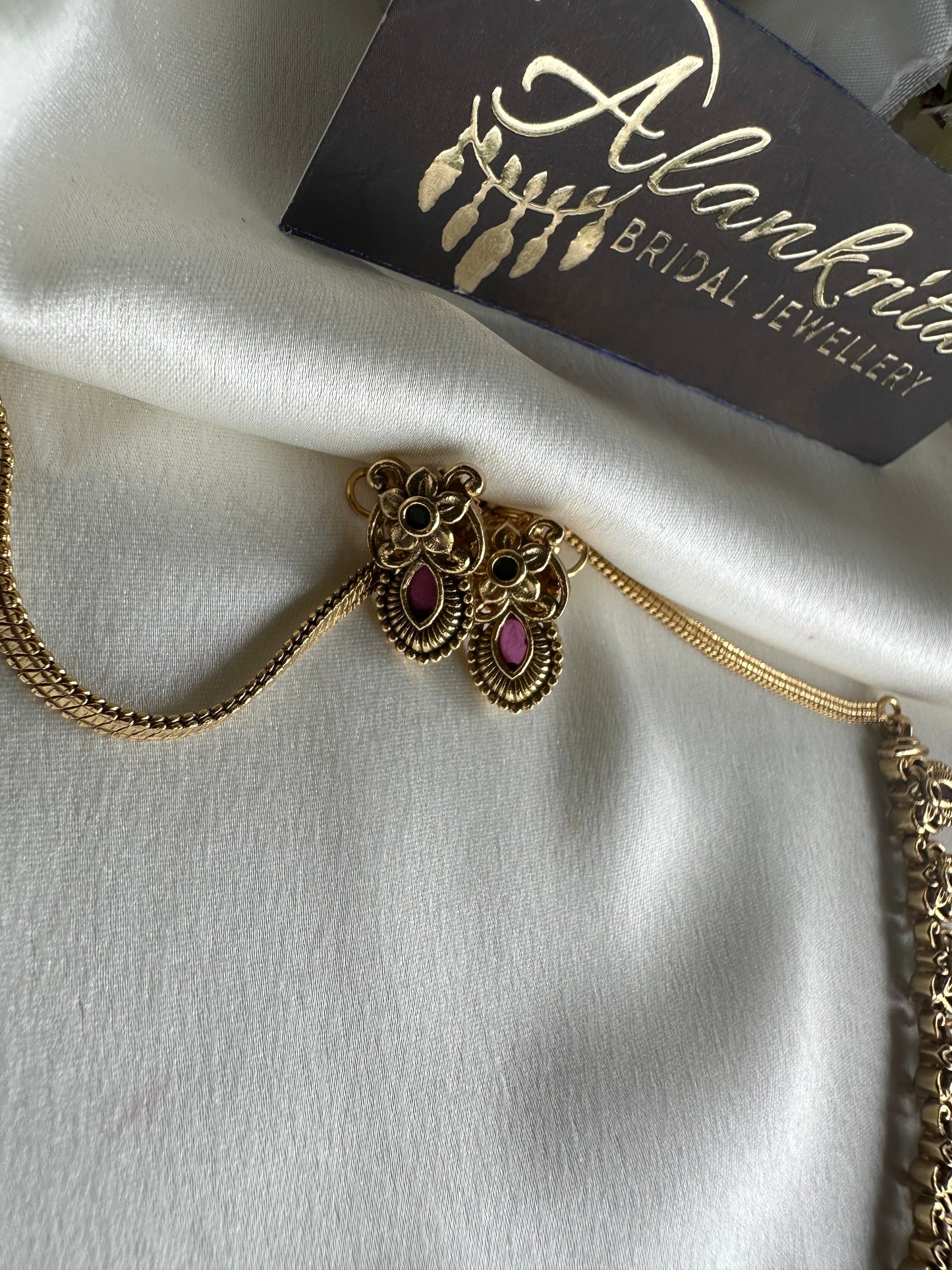 Premium Short Necklace with Kemp Stones