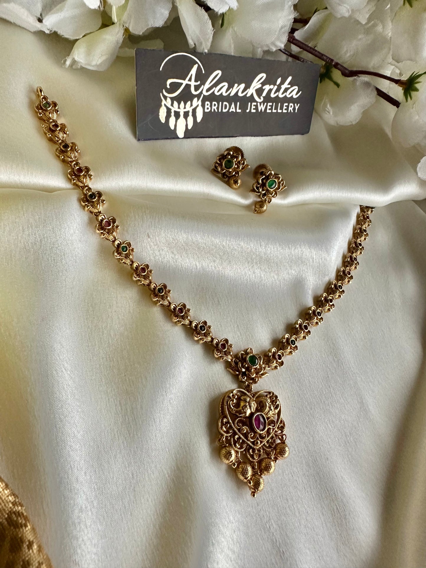 Short Necklace with Golden Beads