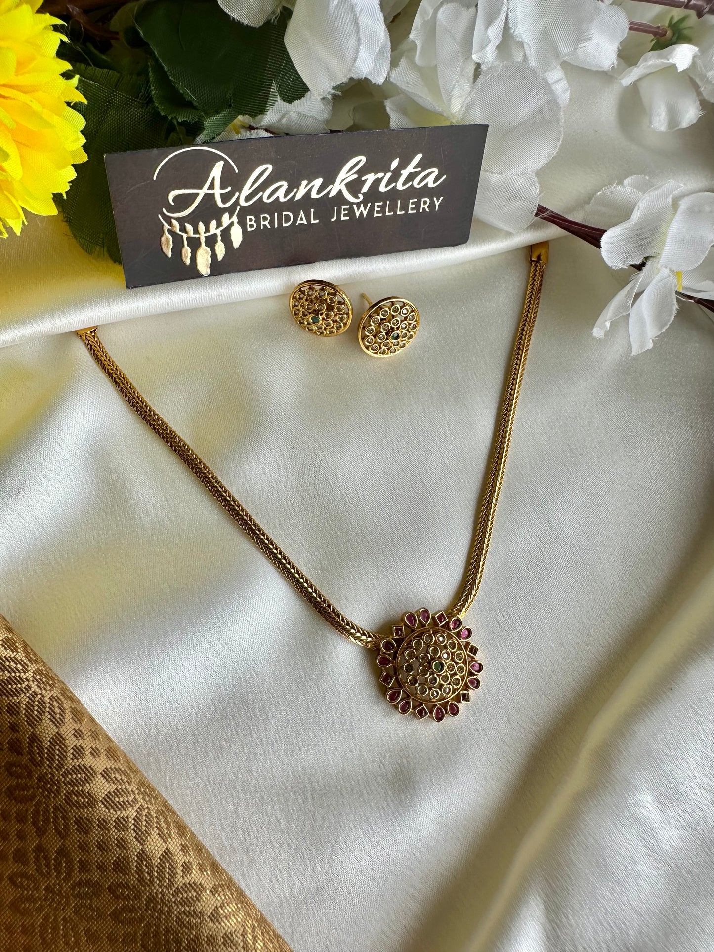 Simple Antique Short Necklace