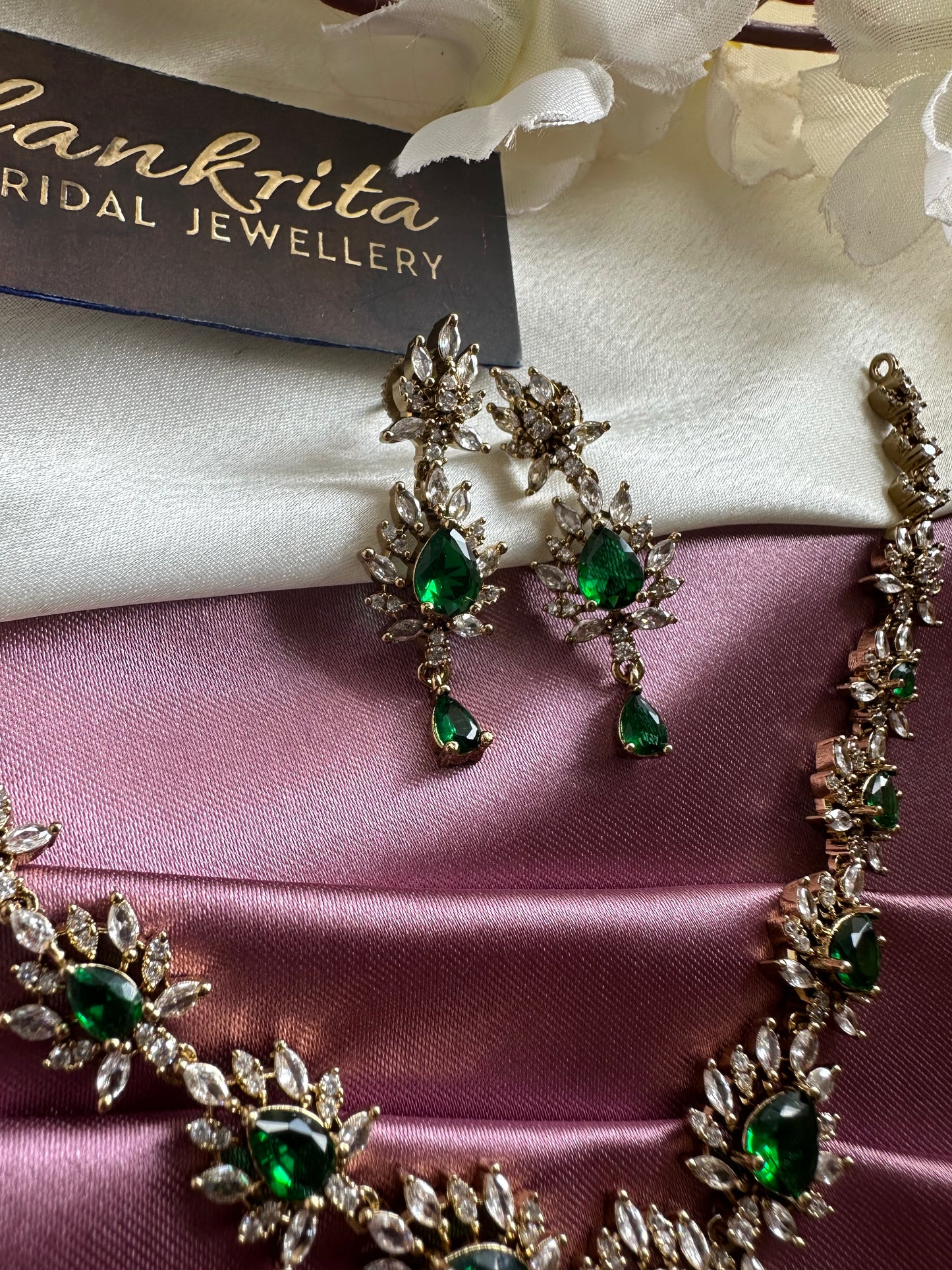 AD Short Necklace with Drop Pendant
