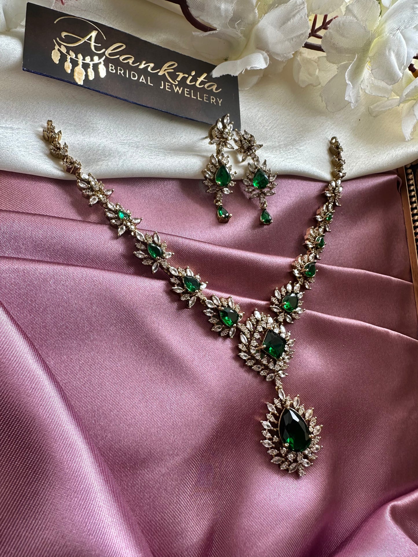AD Short Necklace with Drop Pendant