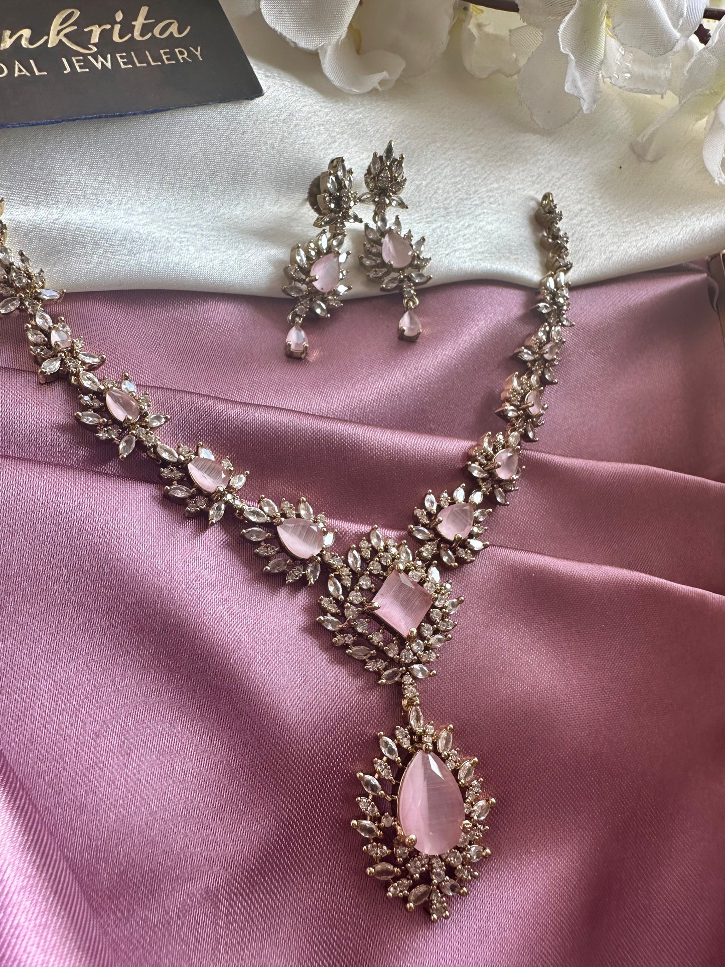 AD Short Necklace with Drop Pendant