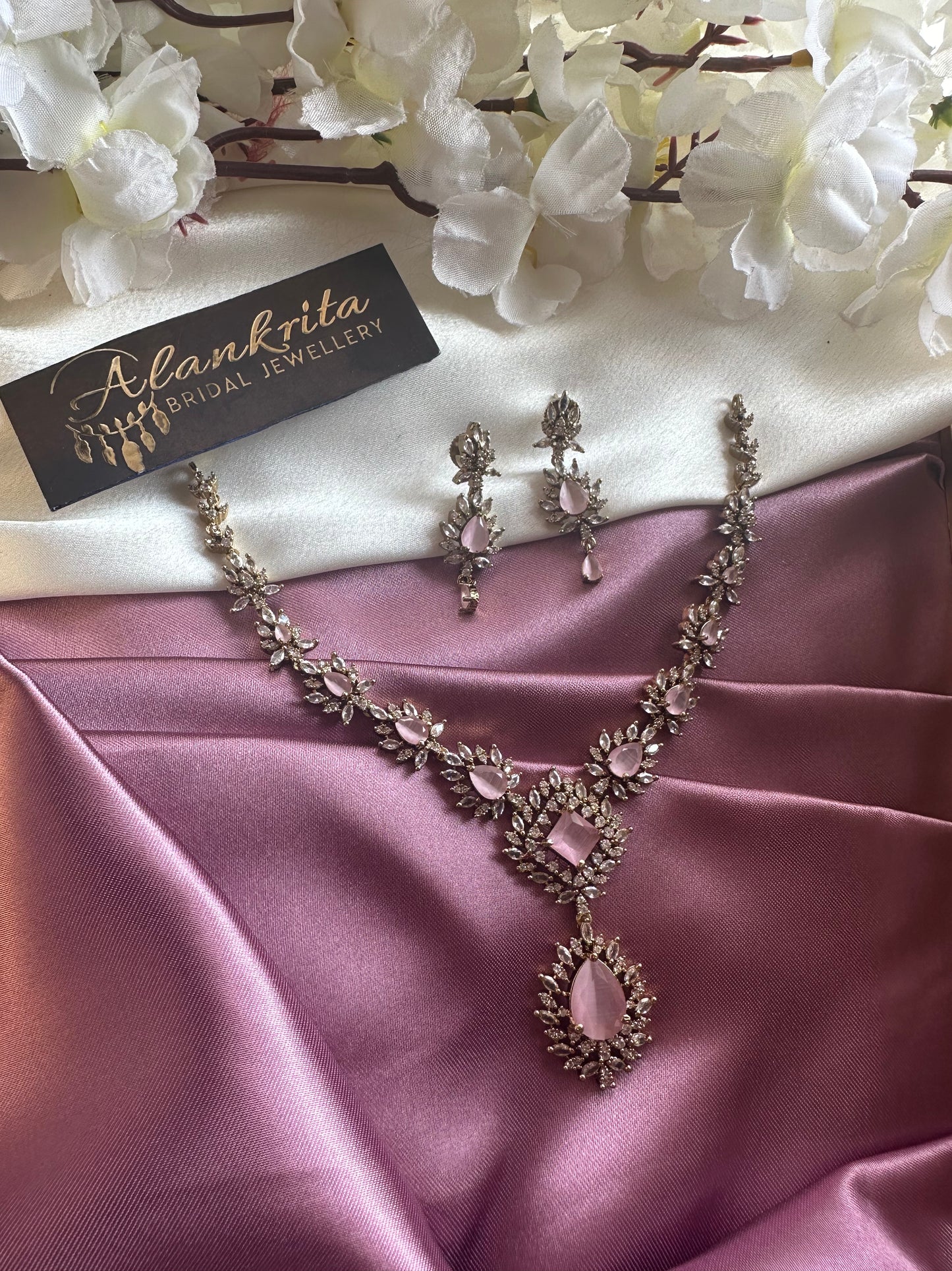 AD Short Necklace with Drop Pendant