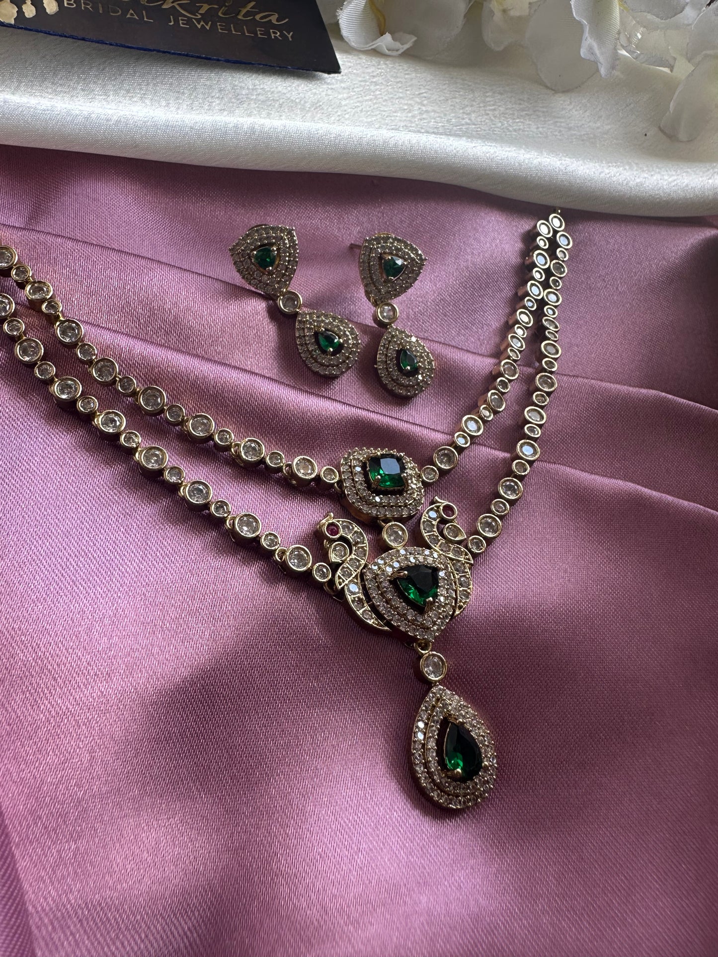 Two Layered Victorian Green Short Necklace
