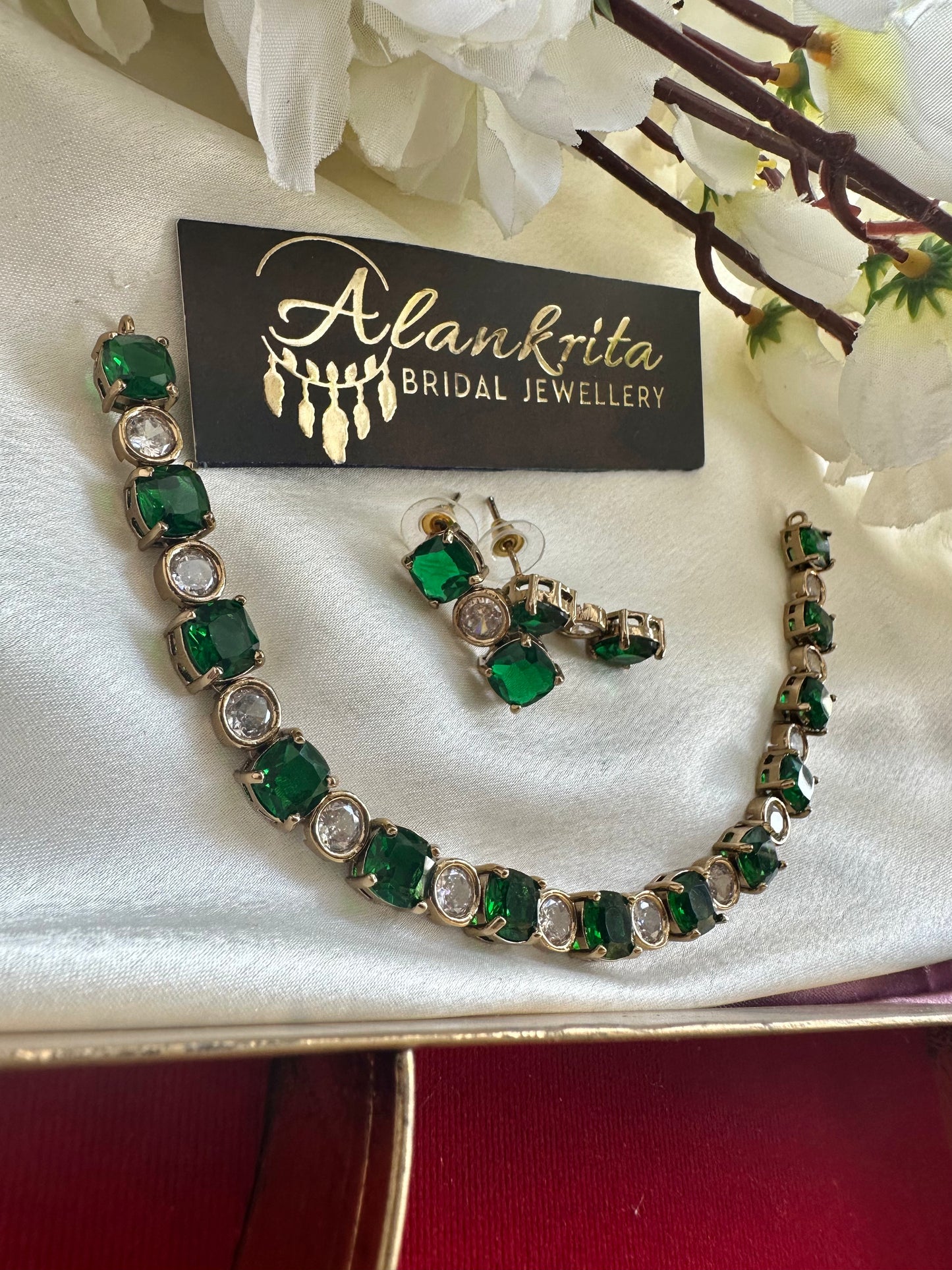 Green Victorian Short Necklace