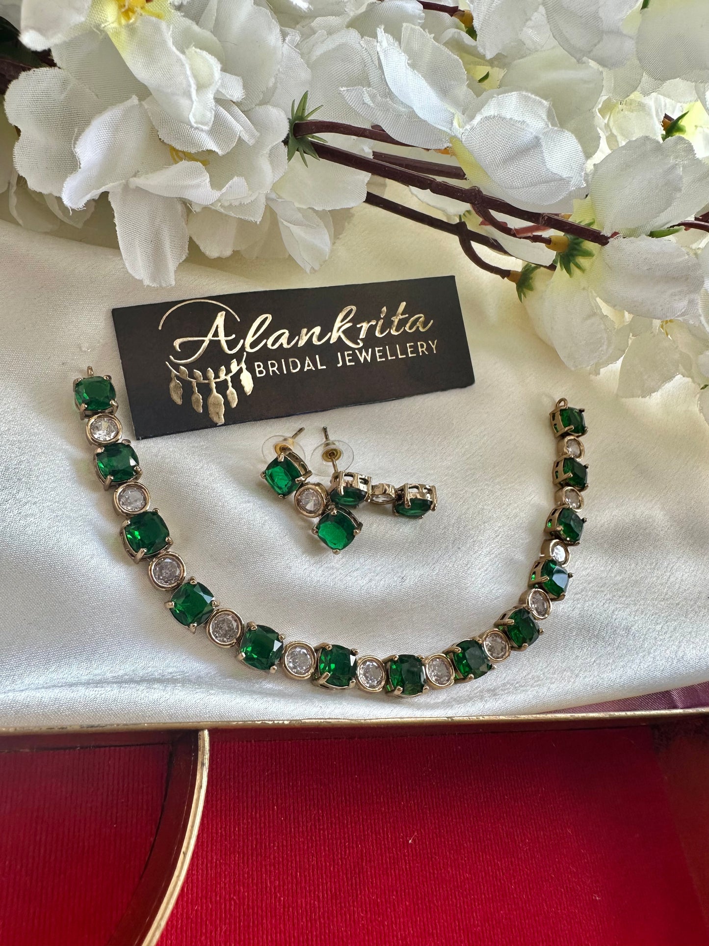 Green Victorian Short Necklace