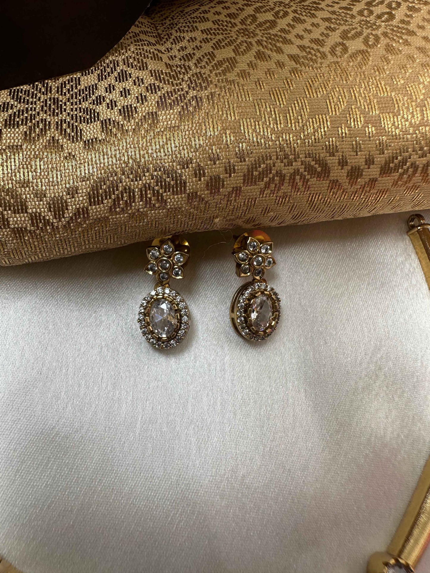 Hasli with White AD Stones