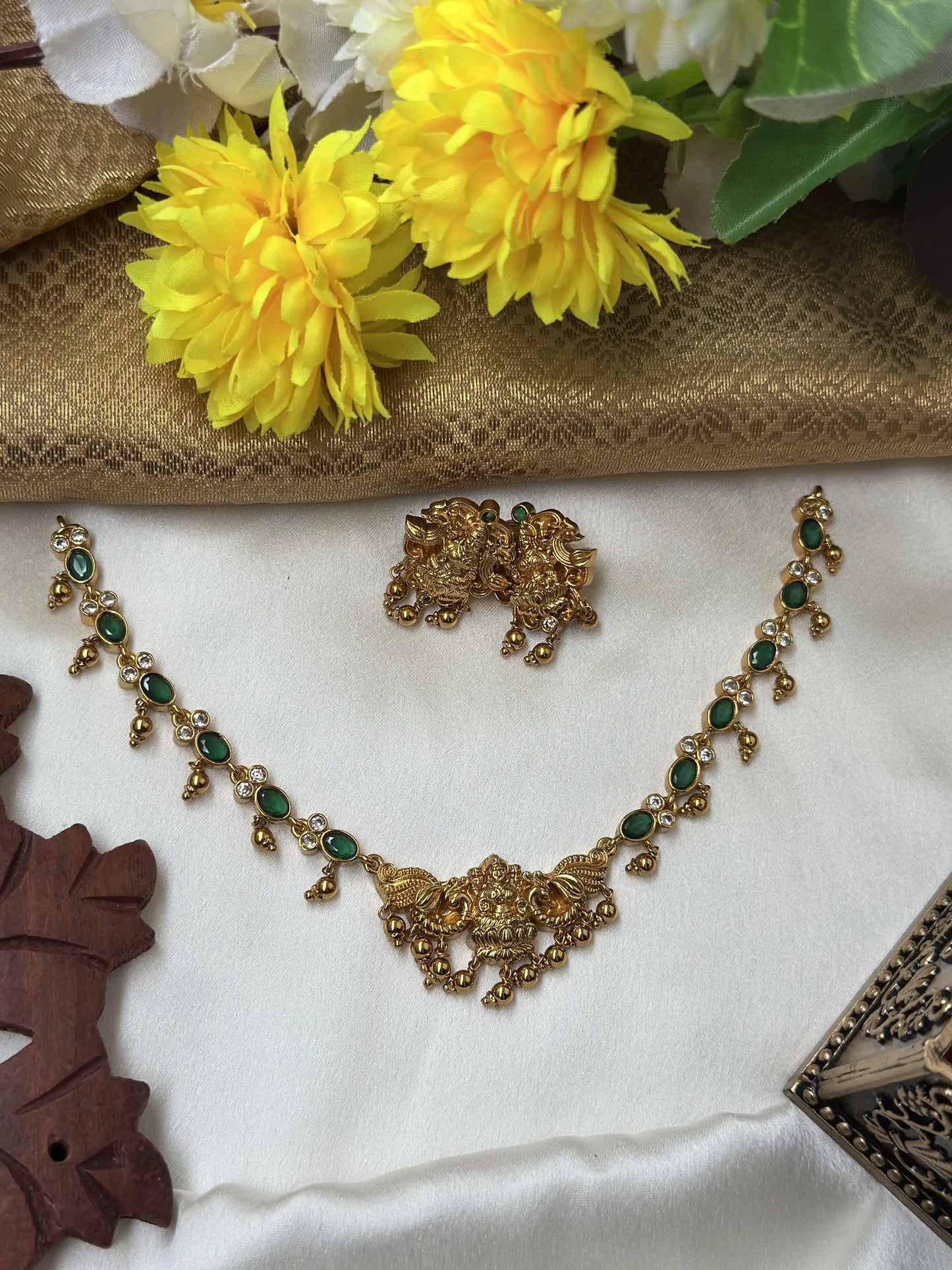 Short Temple Green Necklace with Golden Beads