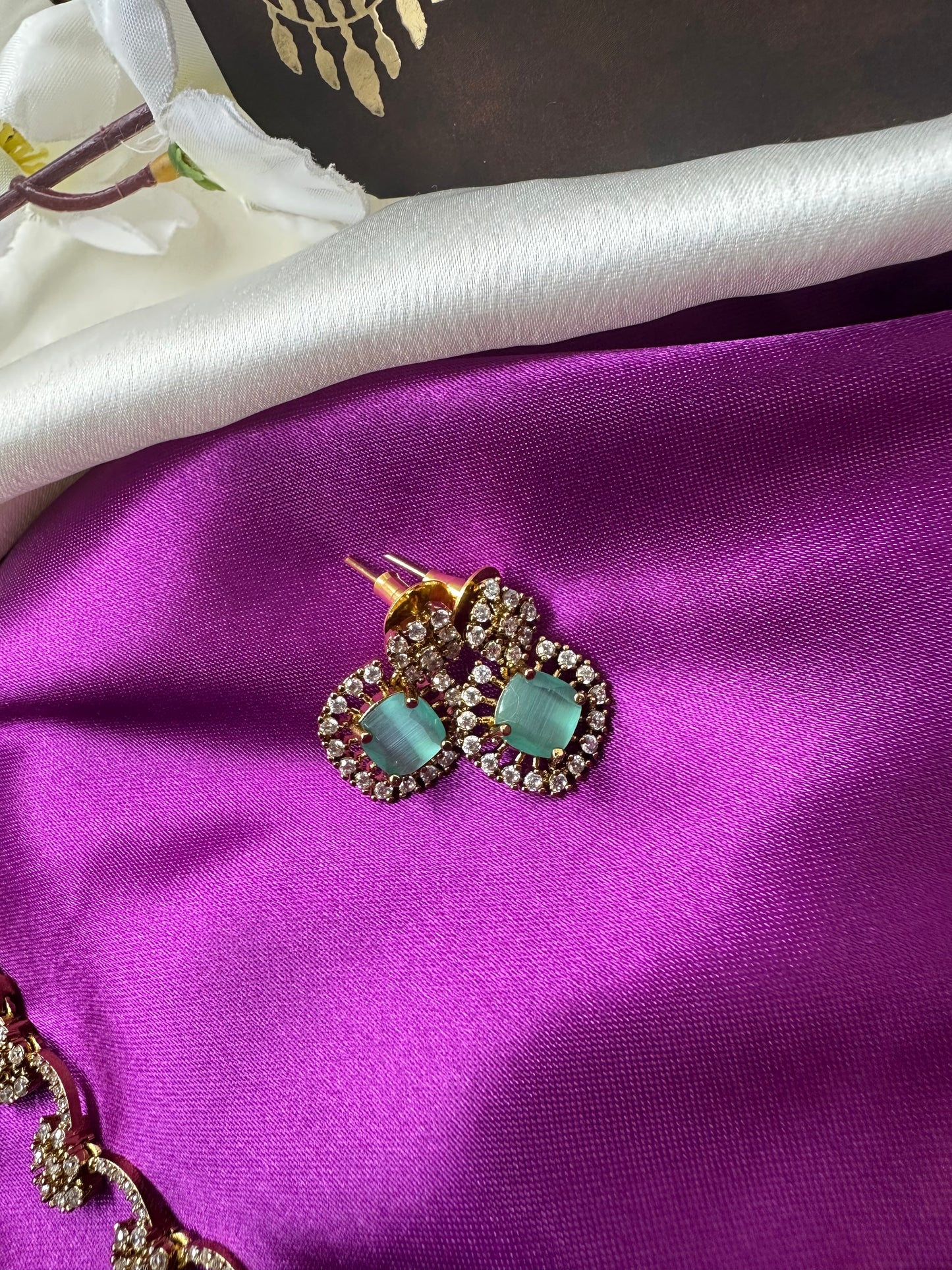 Diamond Inspired Short Necklace with Mint Green Stones