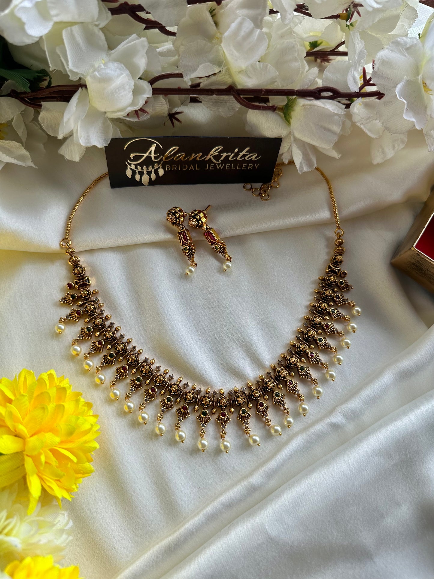 Premium Short Necklace with Pearl Beads