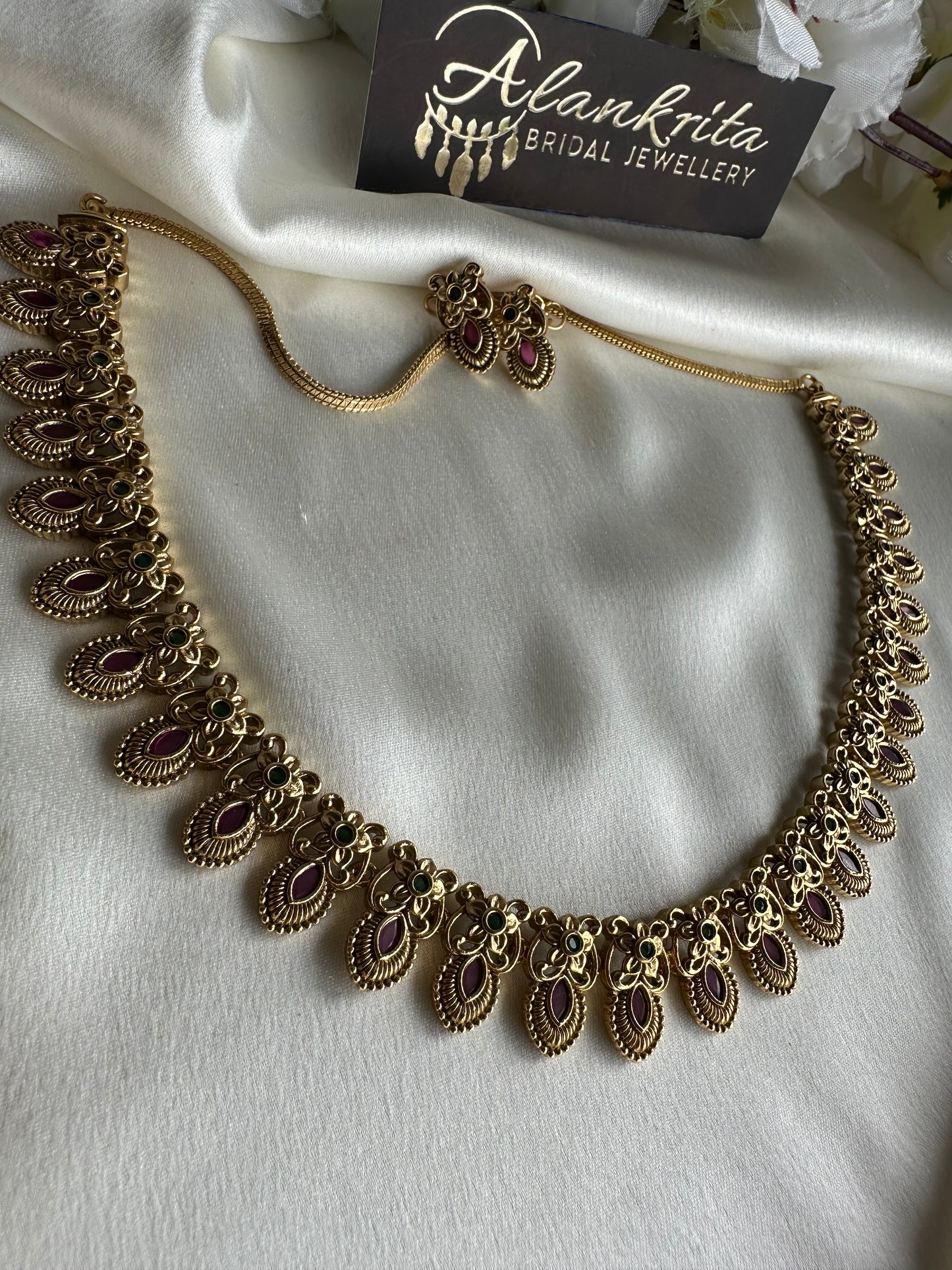 Premium Short Necklace with Kemp Stones