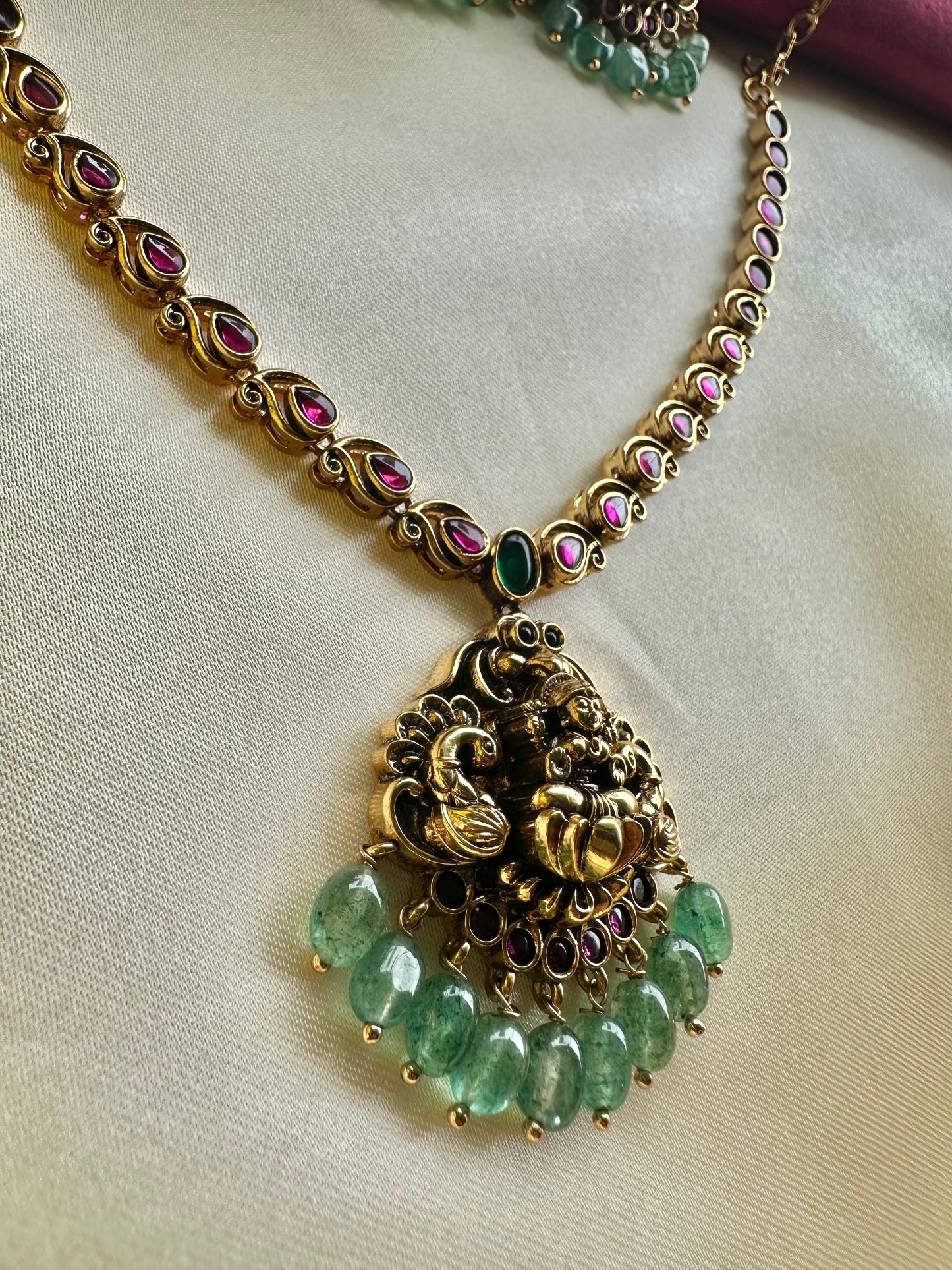 Antique Temple Short Necklace with Kemp & Pastel Green Beads