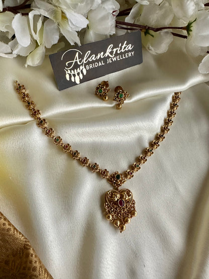 Short Necklace with Golden Beads