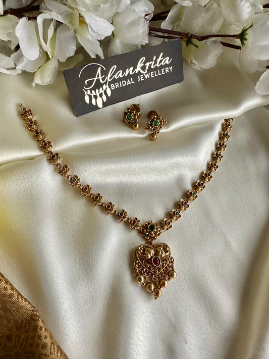 Short Necklace with Golden Beads